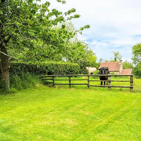 Дом отдыха 3 Bedroom Awesome In Bricquebec-en-cotentin